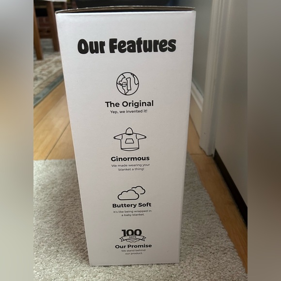 THE COMFY Original | Oversized Microfiber & Sherpa Wearable Blanket - Picture 1 of 6